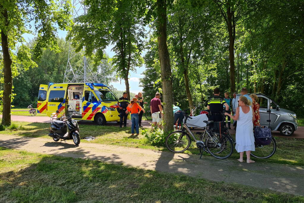 Brommobiel en scooterrijder in botsing op fietspad