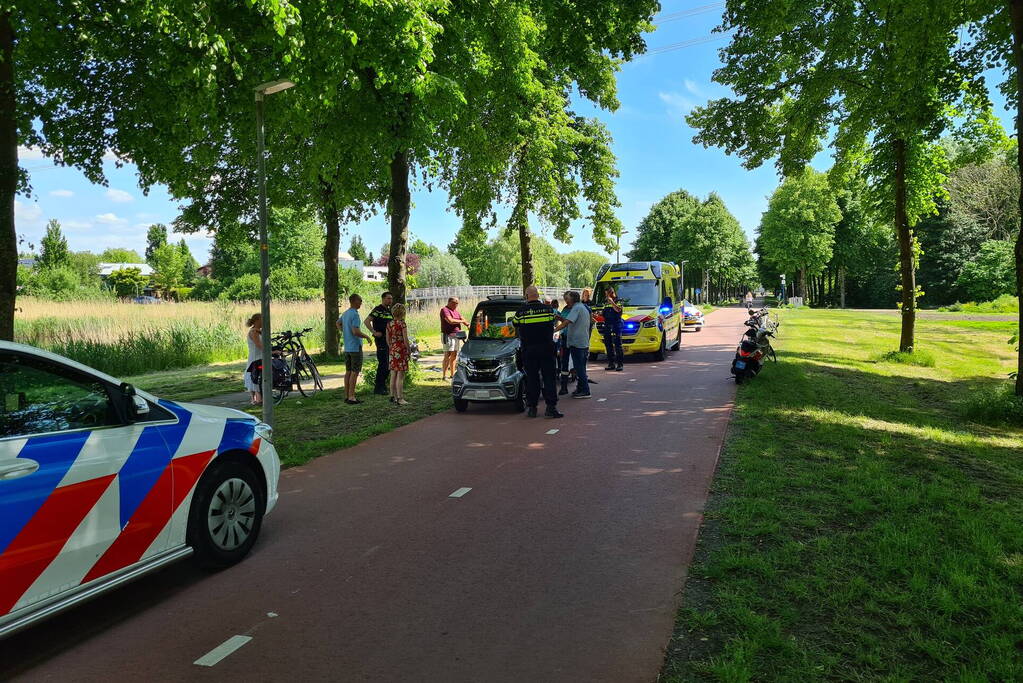 Brommobiel en scooterrijder in botsing op fietspad