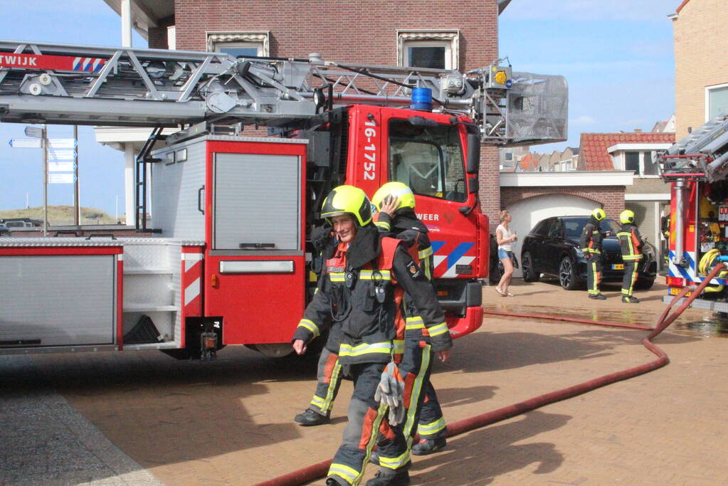 Persoon ademt rook in bij felle woningbrand