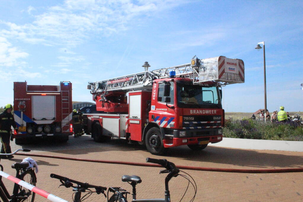 Persoon ademt rook in bij felle woningbrand