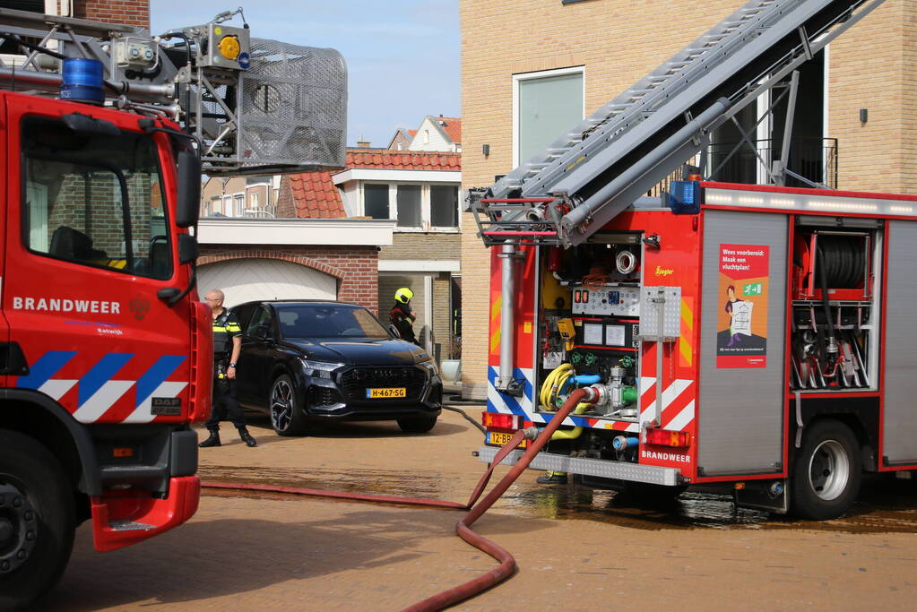 Persoon ademt rook in bij felle woningbrand