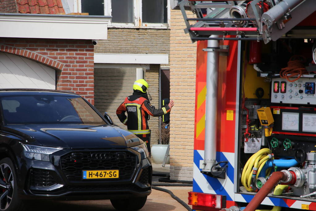 Persoon ademt rook in bij felle woningbrand