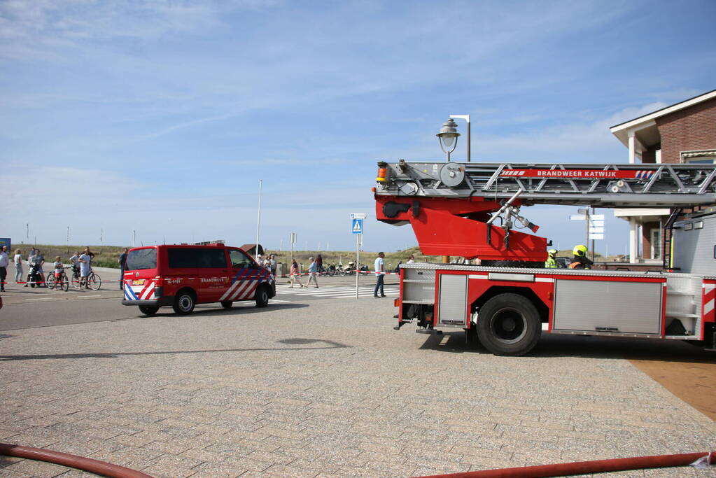 Persoon ademt rook in bij felle woningbrand
