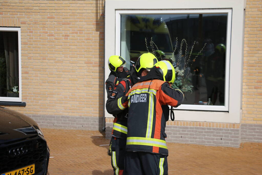 Persoon ademt rook in bij felle woningbrand