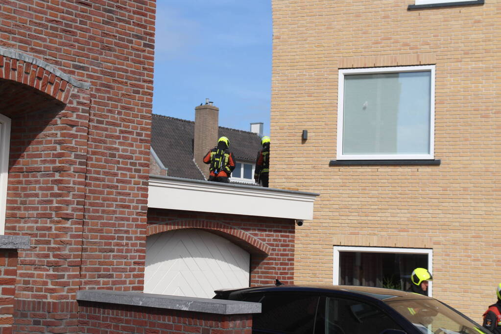Persoon ademt rook in bij felle woningbrand