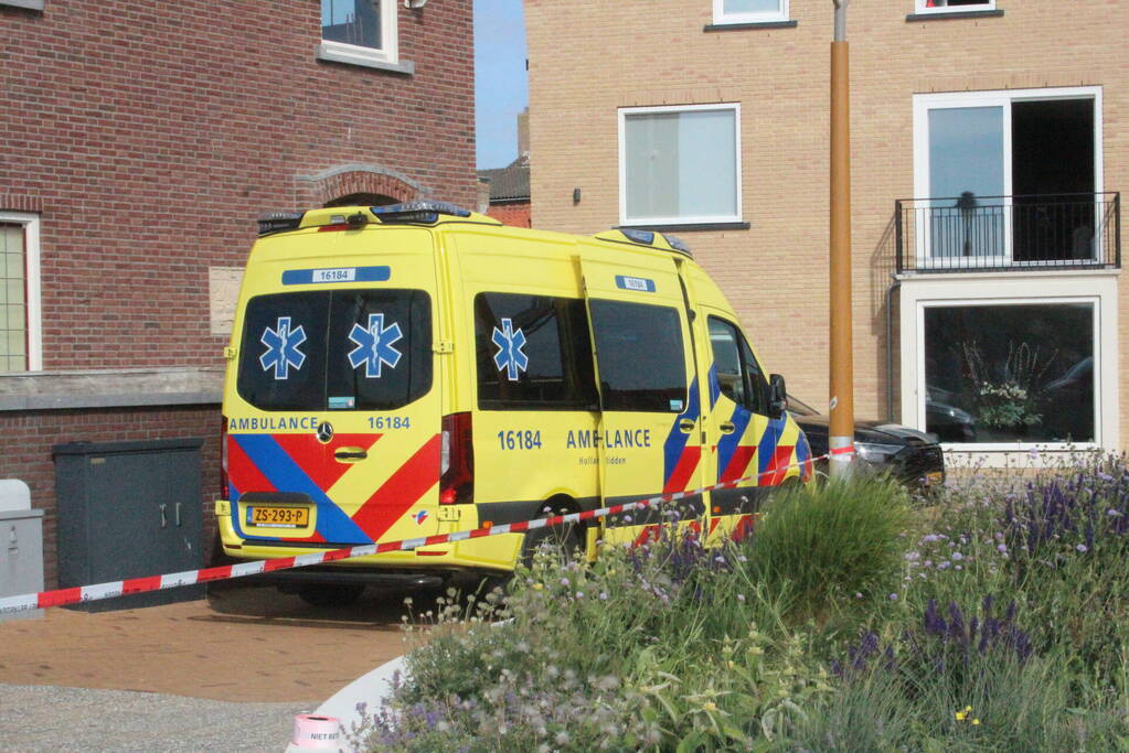 Persoon ademt rook in bij felle woningbrand