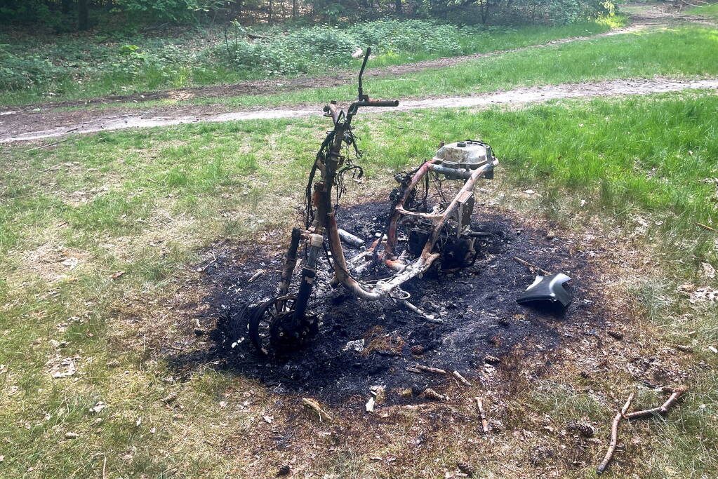 Onderzoek naar uitgebrande scooter in bosgebied