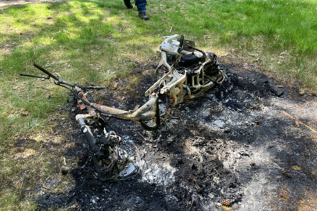 Onderzoek naar uitgebrande scooter in bosgebied