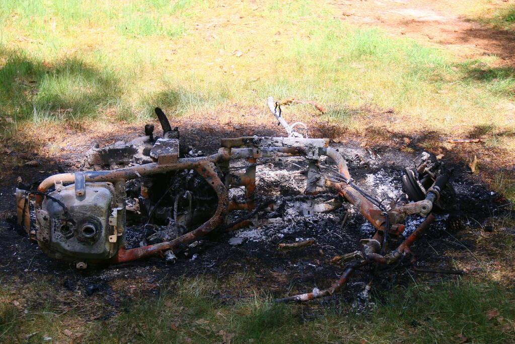 Onderzoek naar uitgebrande scooter in bosgebied