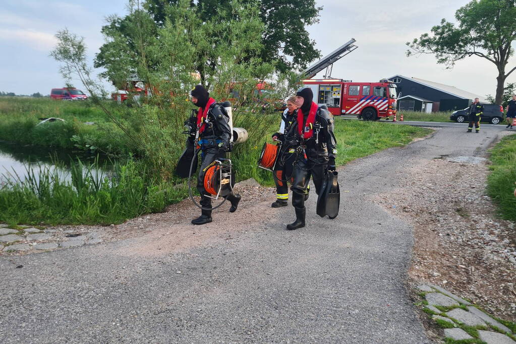 Auto belandt in water na ernstig ongeval