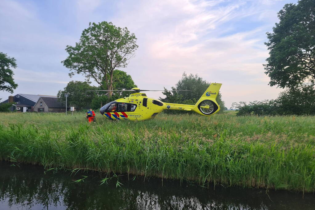Auto belandt in water na ernstig ongeval