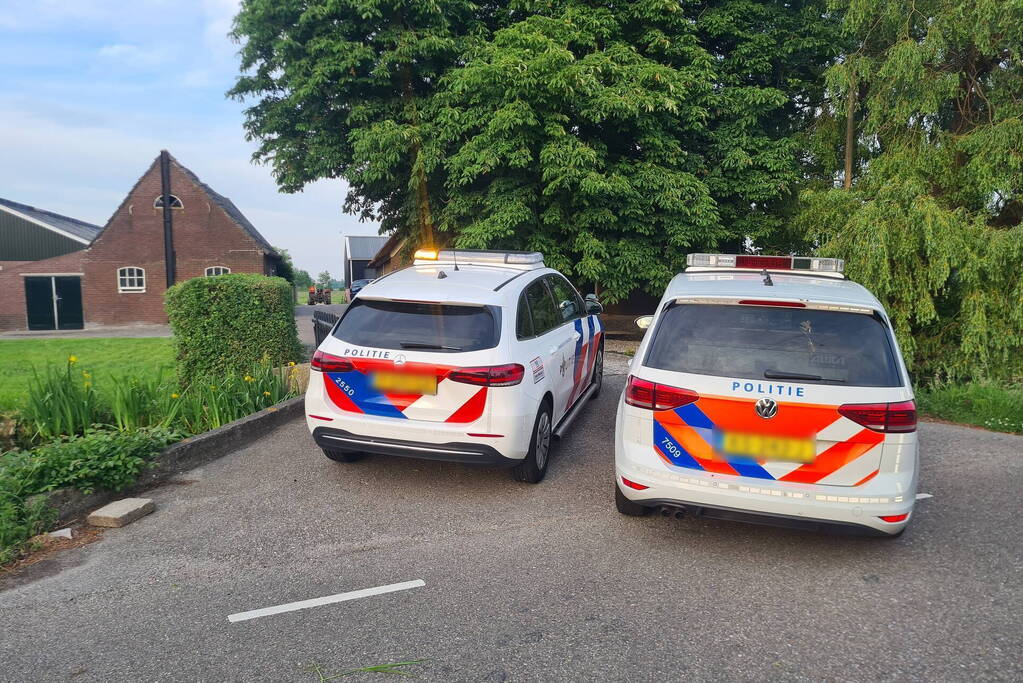 Auto belandt in water na ernstig ongeval