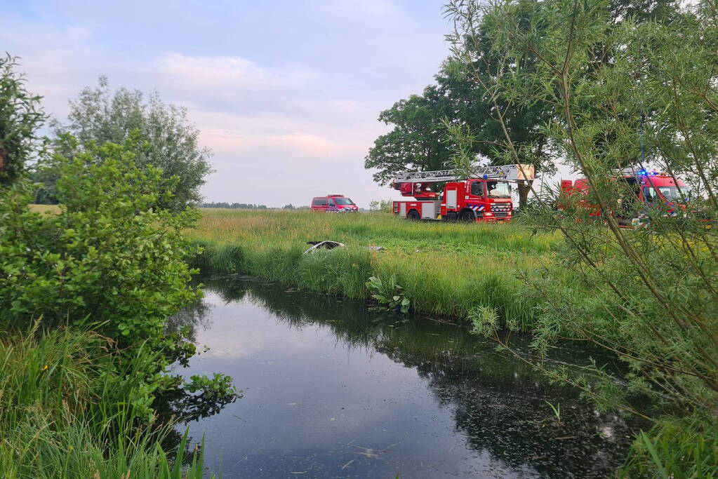 Auto belandt in water na ernstig ongeval