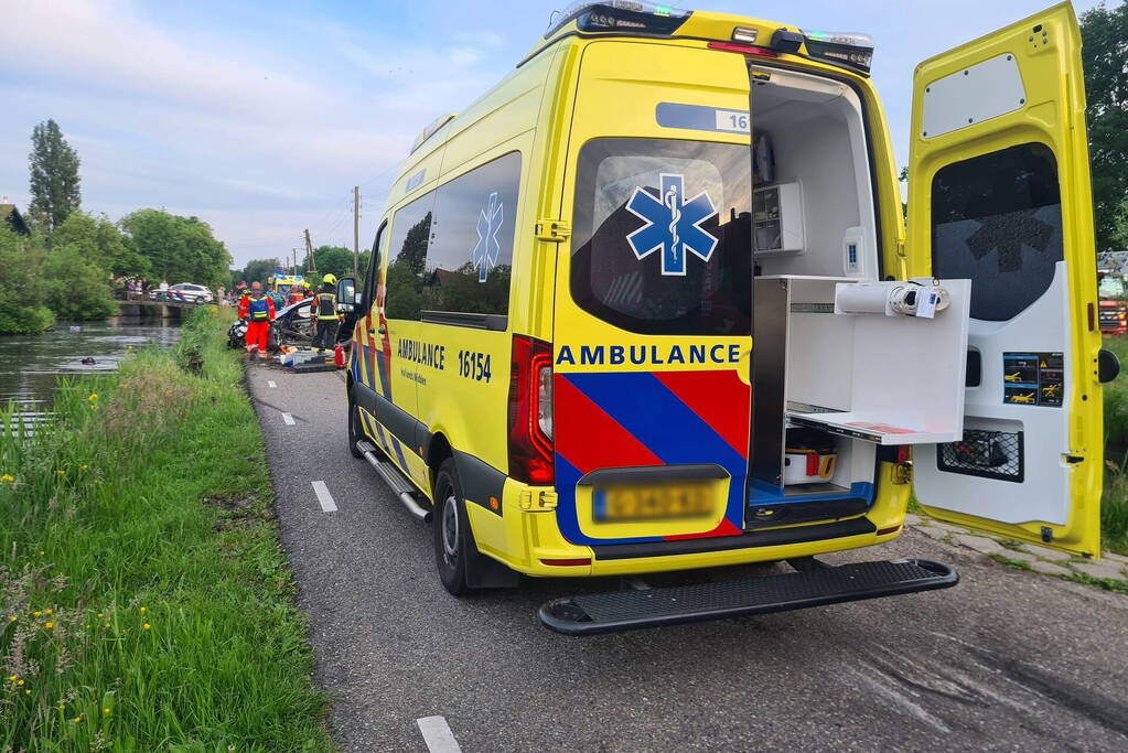Auto belandt in water na ernstig ongeval