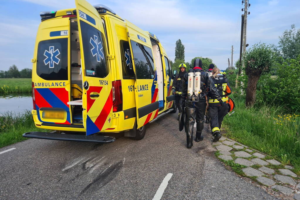 Auto belandt in water na ernstig ongeval