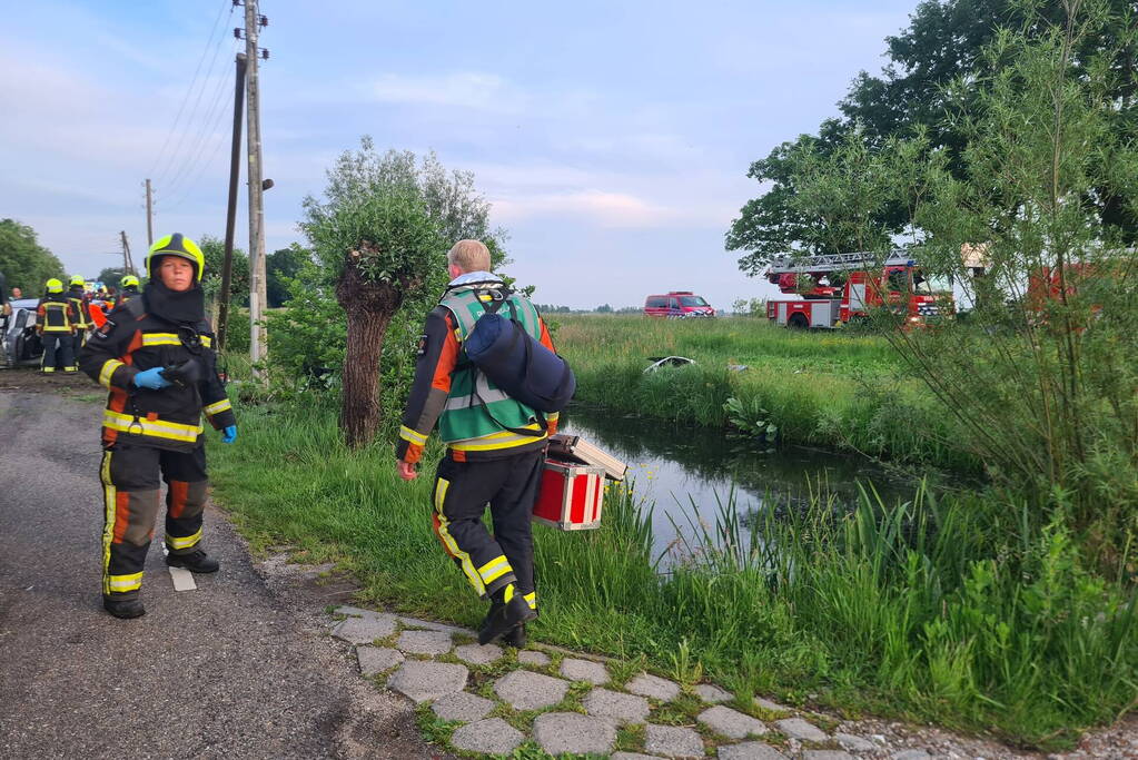 Auto belandt in water na ernstig ongeval