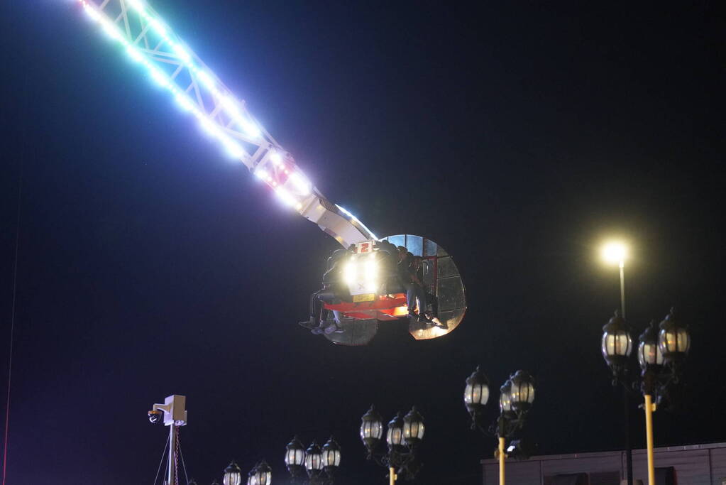 Personen vast in kermis-attractie op hoogte