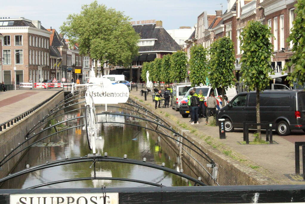 Overleden persoon in stadsgracht aangetroffen