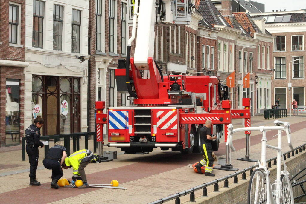 Overleden persoon in stadsgracht aangetroffen