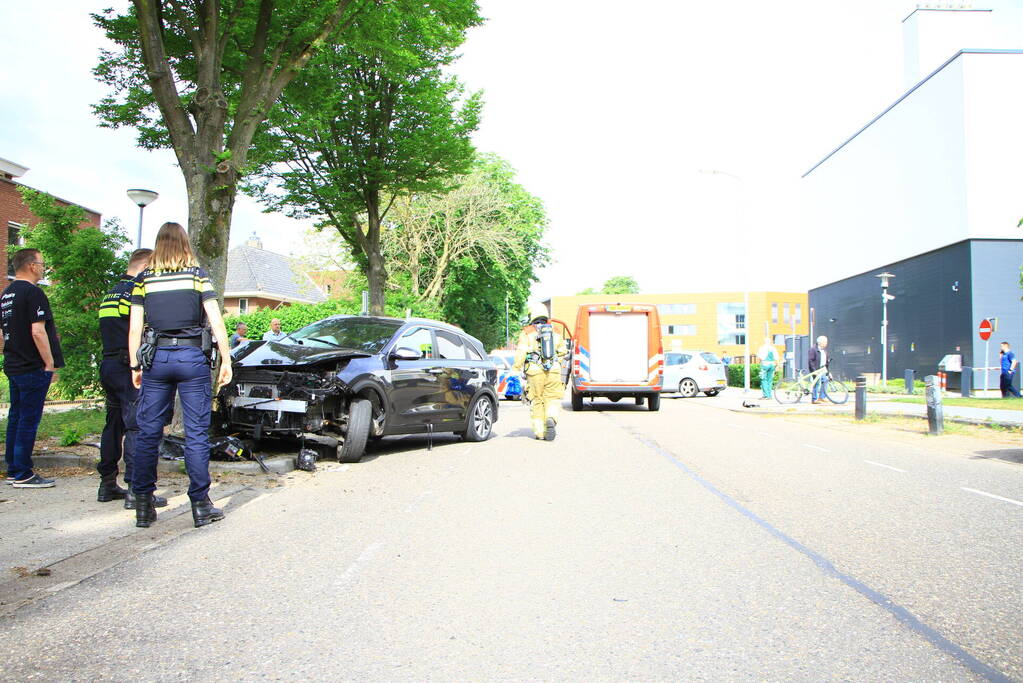 Automobilist eindig tegen boom bij St Jans Gasthuis