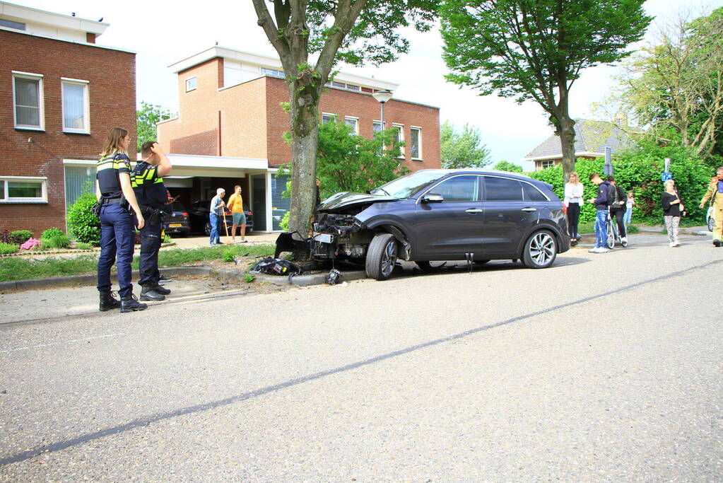 Automobilist eindig tegen boom bij St Jans Gasthuis
