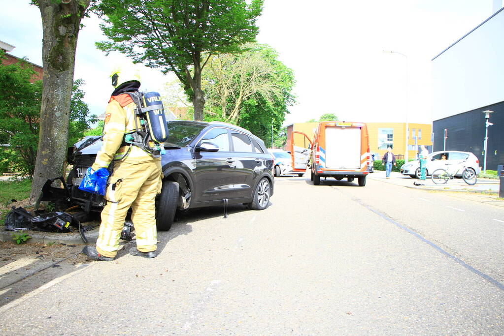 Automobilist eindig tegen boom bij St Jans Gasthuis