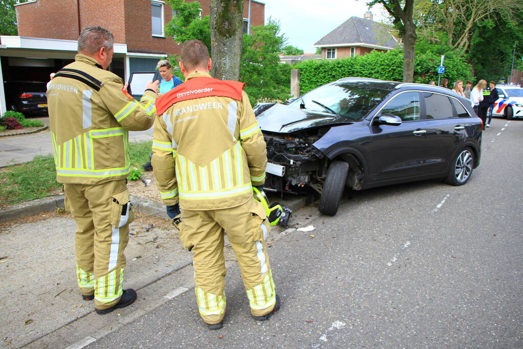 Automobilist eindig tegen boom bij St Jans Gasthuis