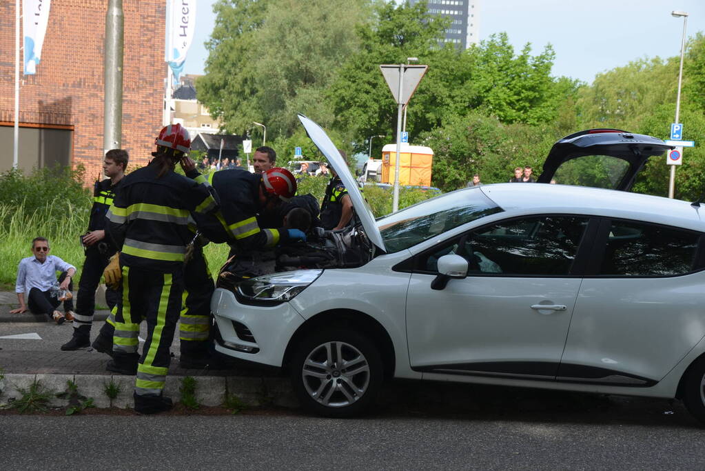 Flinke klapper na botsing op kruising