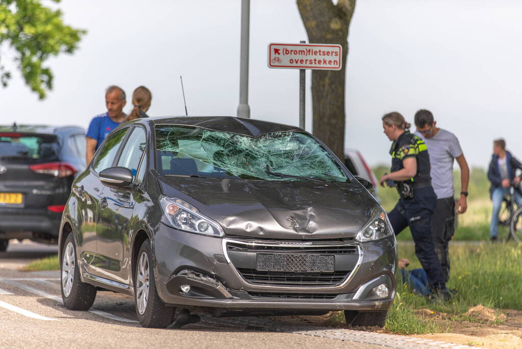 Overstekende fietsster ernstig gewond bij aanrijding met auto