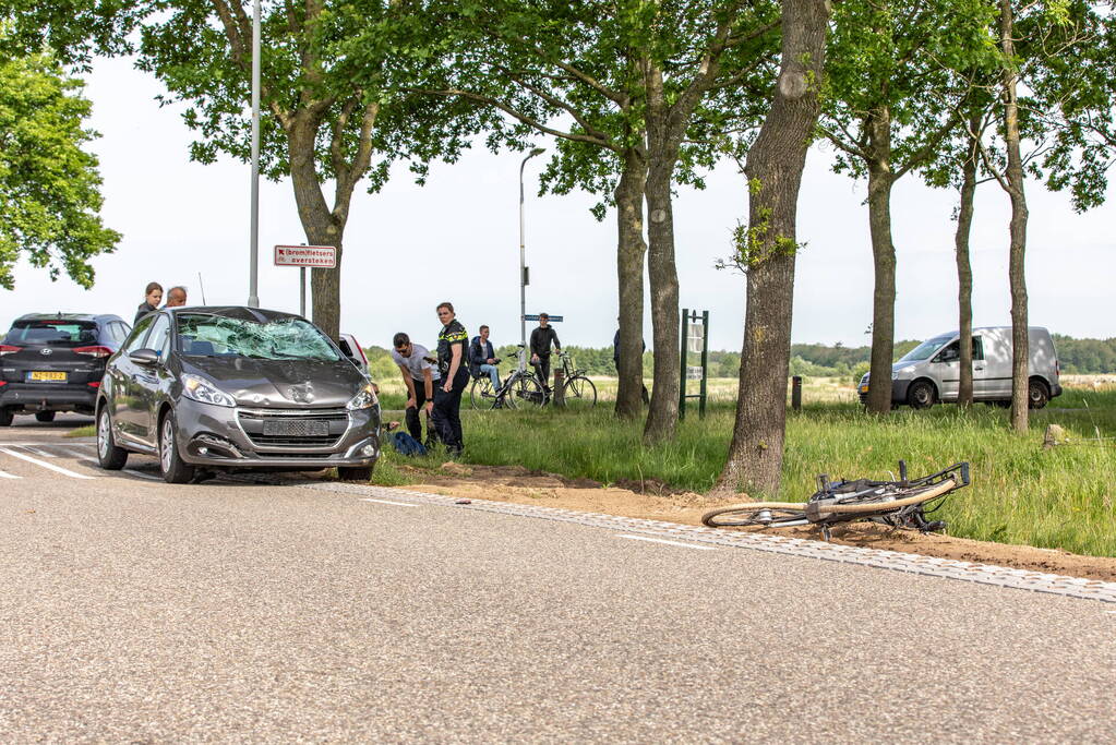 Overstekende fietsster ernstig gewond bij aanrijding met auto