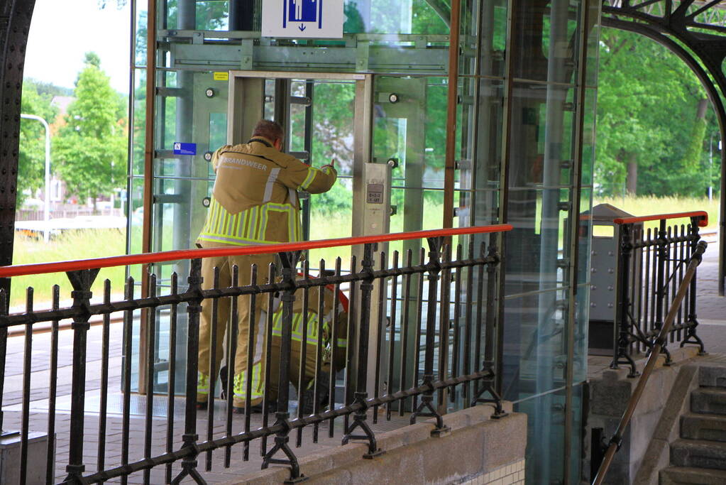 Wederom personen vast in lift NS-station