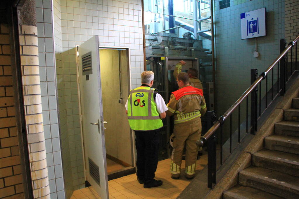 Wederom personen vast in lift NS-station