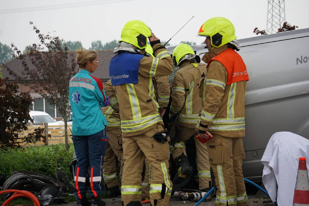 Bestelbus botst op boom
