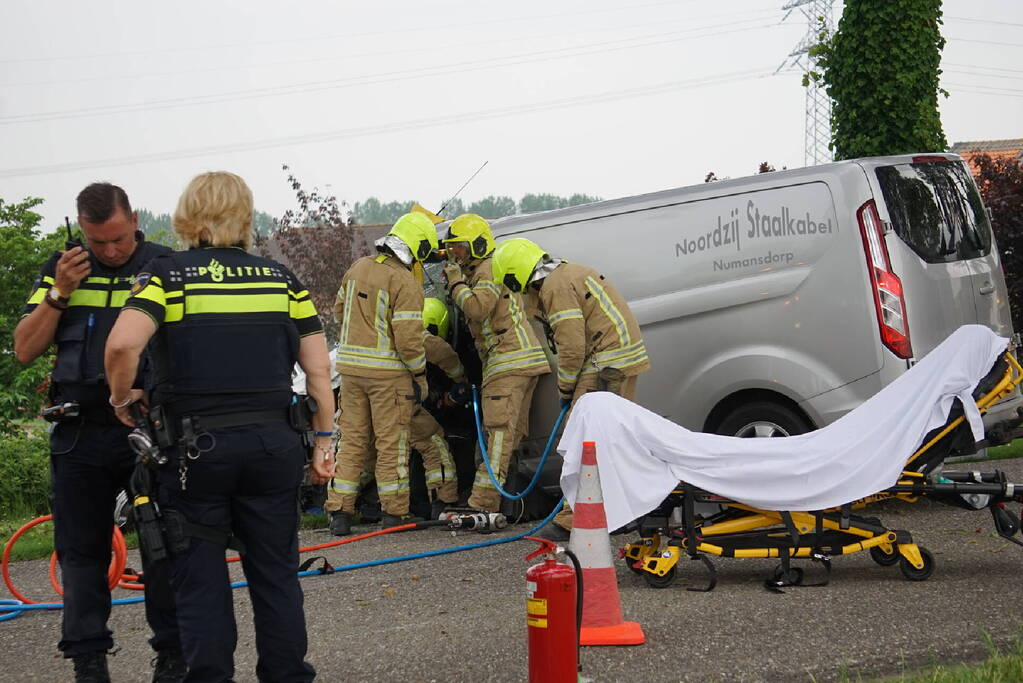 Bestelbus botst op boom