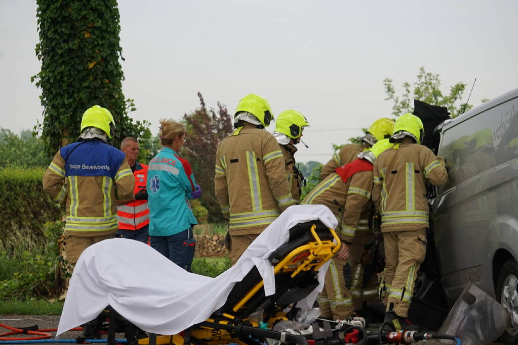 Bestelbus botst op boom