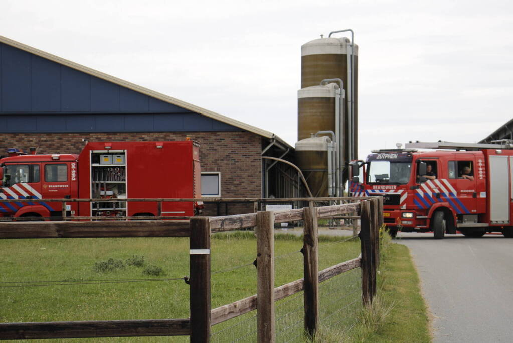 Brand in lege vrachtwagen overgeslagen naar schuur bij bedrijf Comfortmix