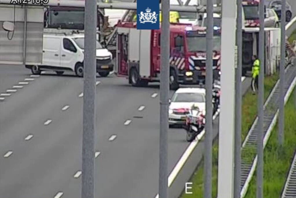 Vakantiegangers botsen met camper tegen vrachtwagen