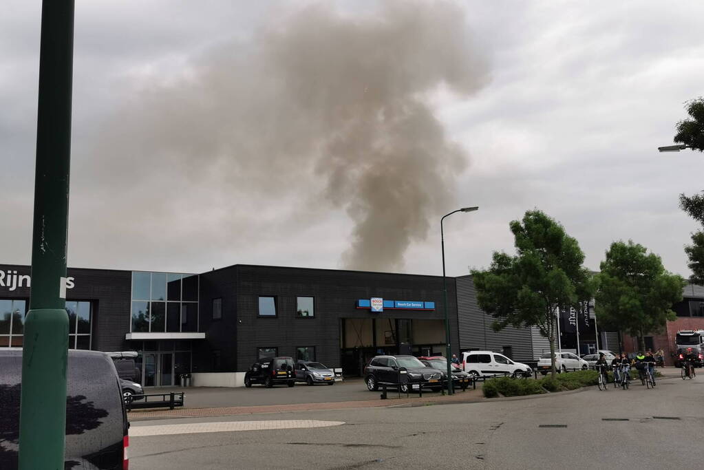 Autowrakken in brand bij recyclingbedrijf