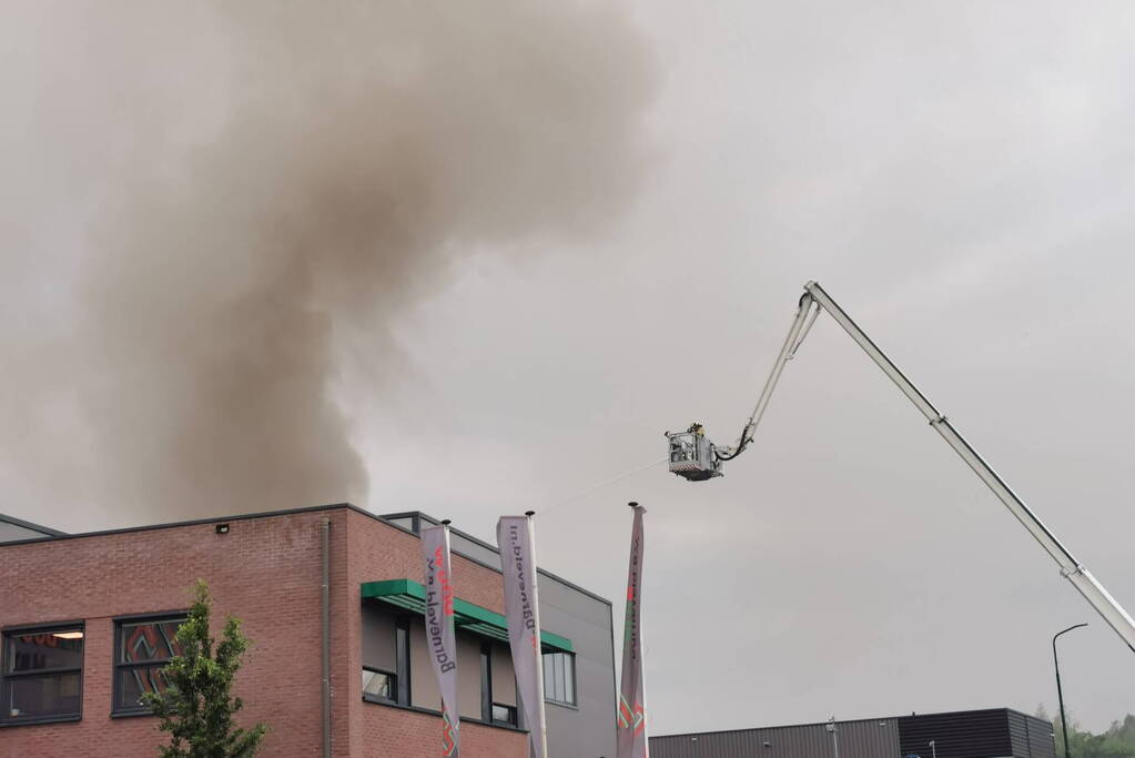 Autowrakken in brand bij recyclingbedrijf