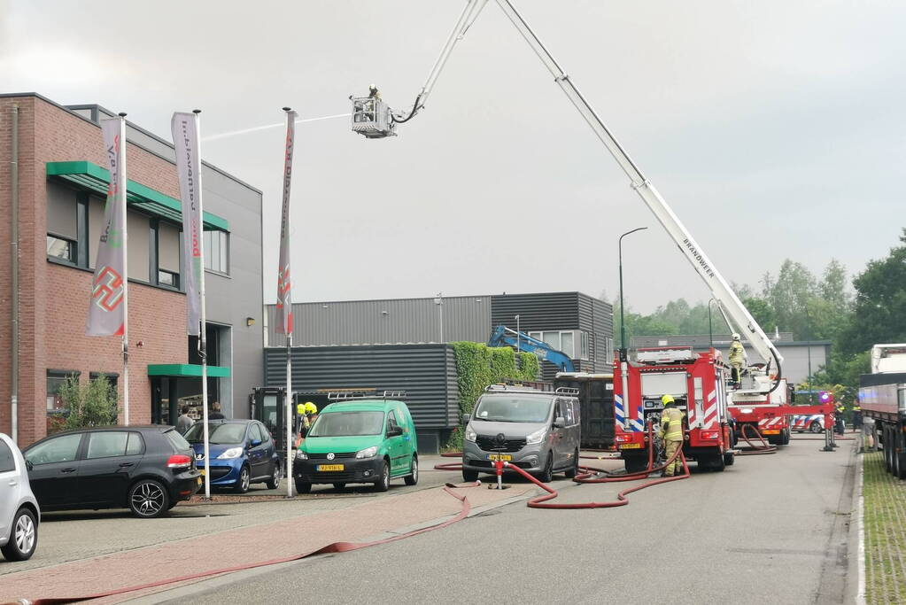 Autowrakken in brand bij recyclingbedrijf