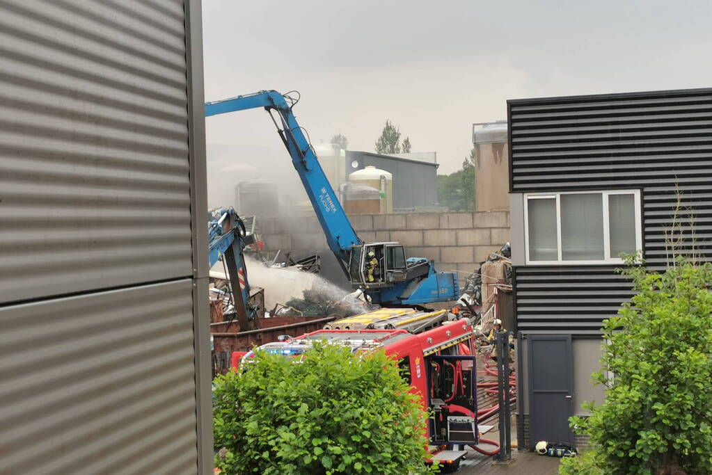 Autowrakken in brand bij recyclingbedrijf