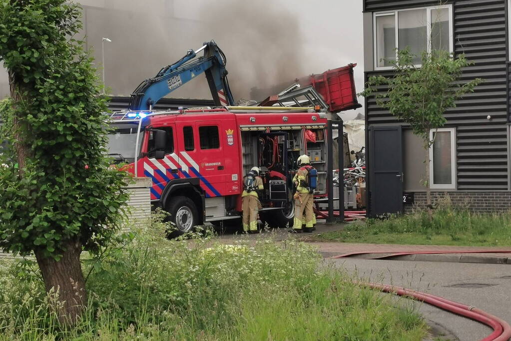 Autowrakken in brand bij recyclingbedrijf