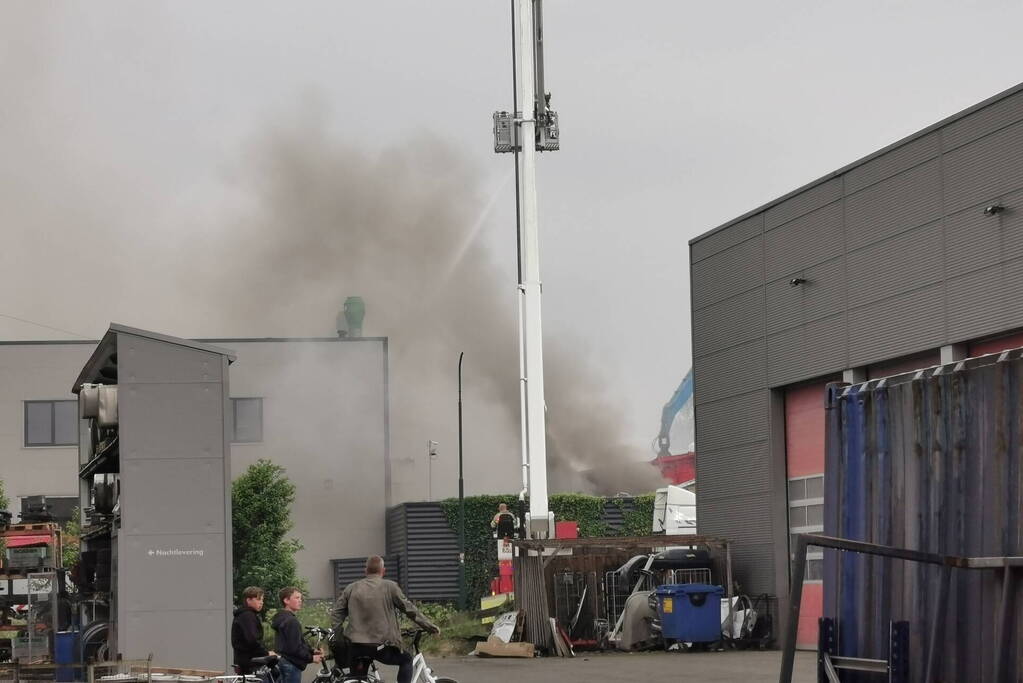 Autowrakken in brand bij recyclingbedrijf