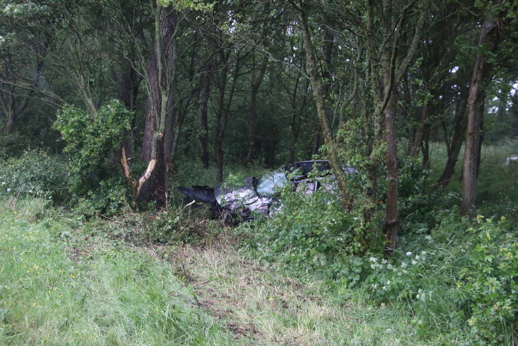 Automobilist schiet van de weg en belandt in bosschage