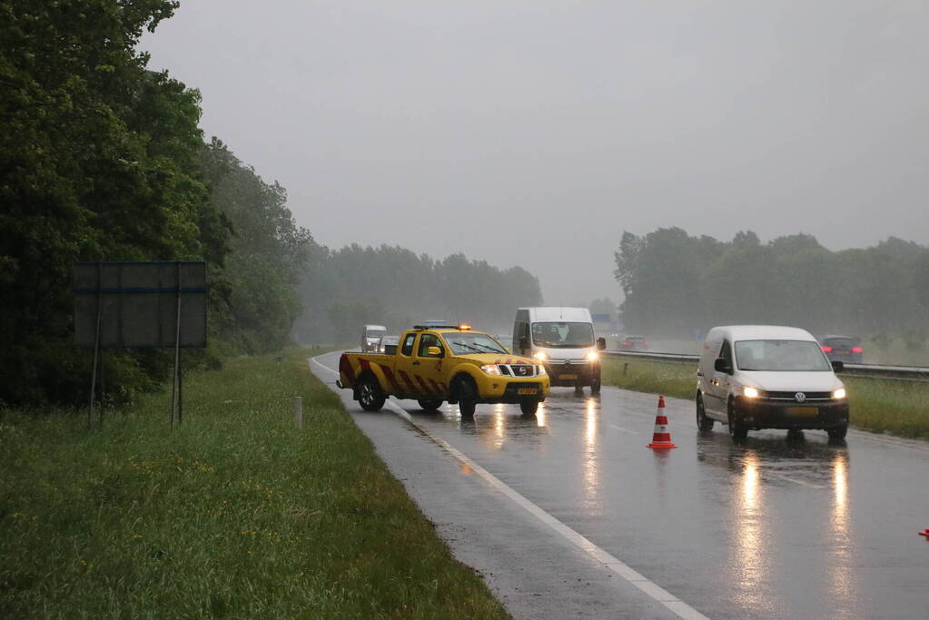 Automobilist schiet van de weg en belandt in bosschage