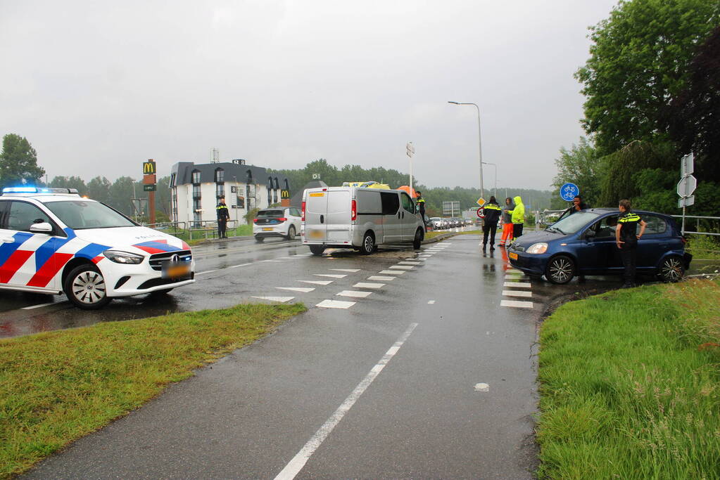 Flinke schade bij botsing tussen auto en bestelbus