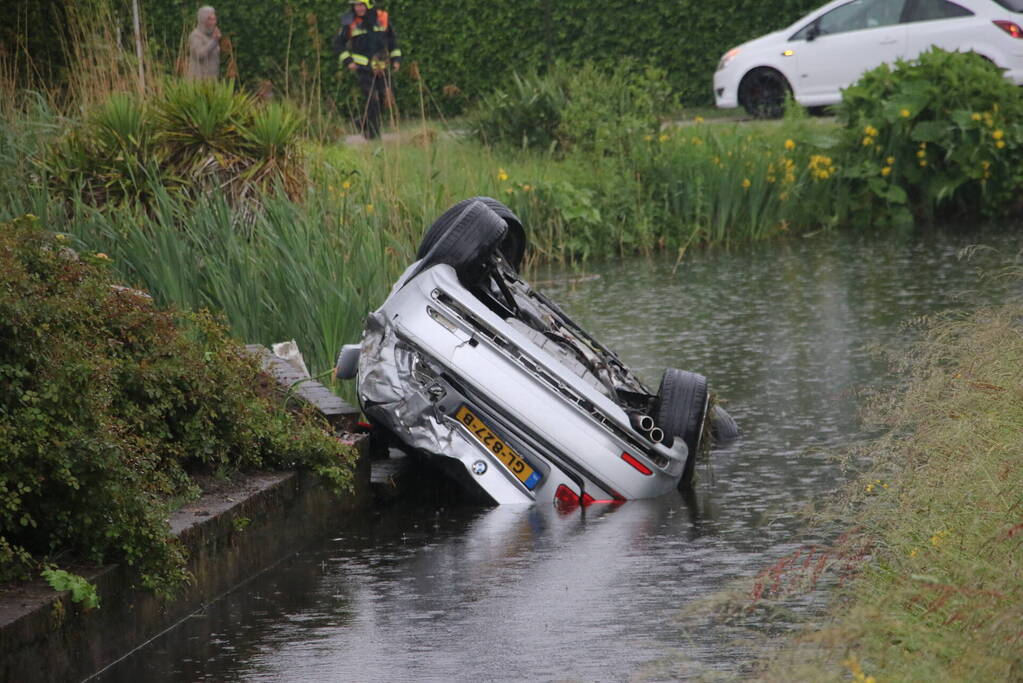 Auto belandt in naastgelegen sloot