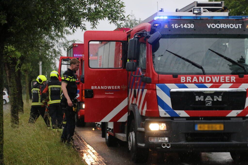 Auto belandt in naastgelegen sloot