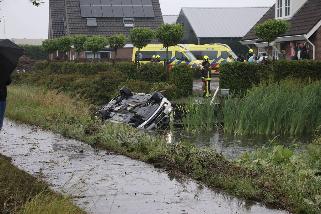 Auto belandt in naastgelegen sloot