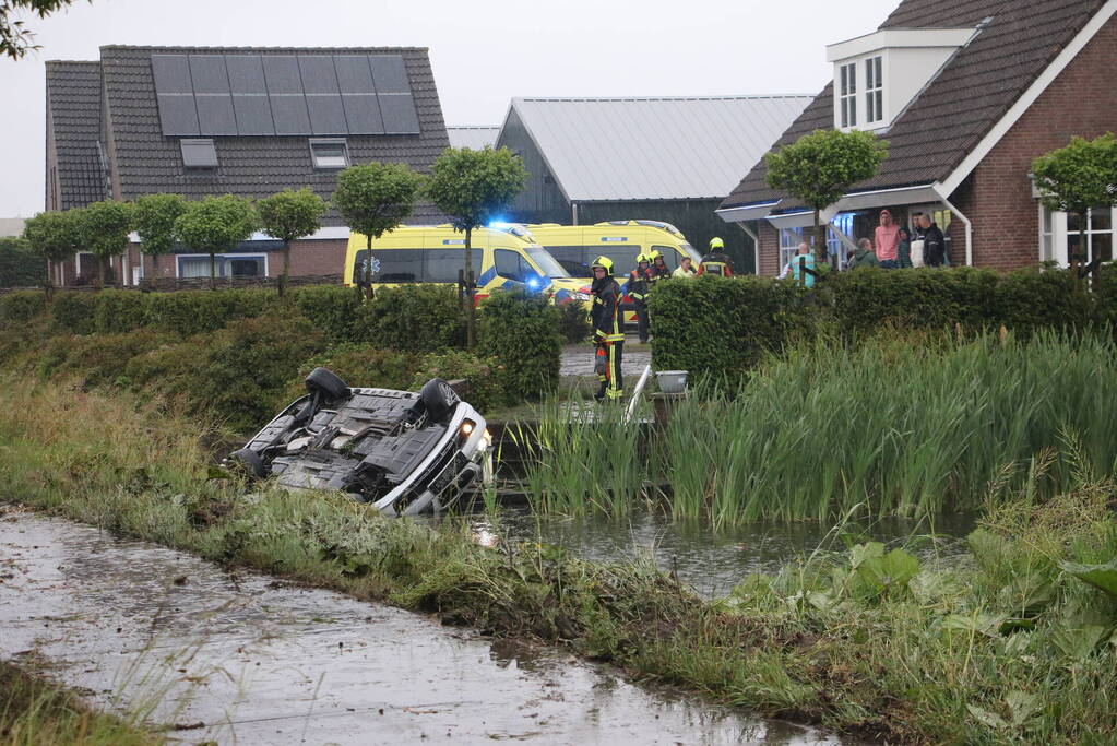 Auto belandt in naastgelegen sloot